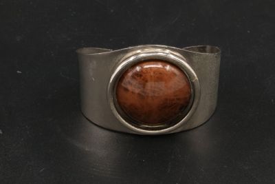 Gros plan sur une bague contenant une pierre