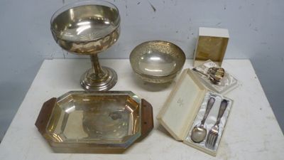 une table sur laquelle se trouvent une assiette en argent et des couverts en argent