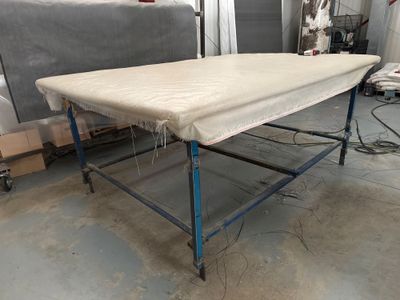 (LA LITERIE ROUENNAISE) 3 tables de travail rectangulaires, …