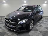 la mercedes cla est garée sur le sol en damier d'un garage