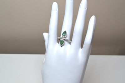 Une bague en argent sertie de 1,40 cts env d'émeraudes facet…