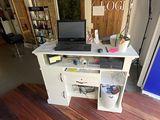 un bureau sur lequel se trouve un ordinateur portable, dans une pièce