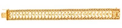 gros plan d'un bracelet en or sur fond blanc