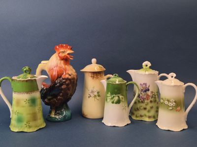 cinq modèles différents de tasses à café et un coq