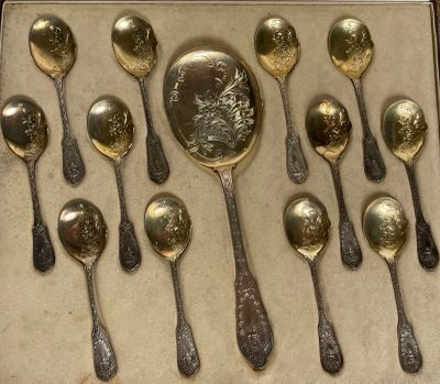 a lot of spoons and spoon spoons in a box