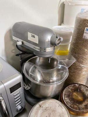 un batteur, un mixeur, un saladier et d'autres ustensiles de cuisine posés sur un plan de travail