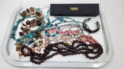 un plateau sur lequel sont disposés de nombreux types de bijoux différents