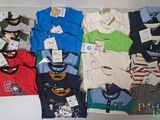 beaucoup de t-shirts sur la table