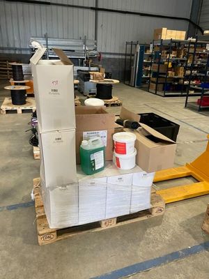 Les cartons et les palettes sont empilés sur des palettes dans un entrepôt