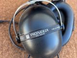 un casque qui traîne par terre