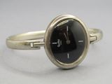 gros plan d'une montre-bracelet à cadran noir