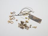 beaucoup de bijoux en or et en argent sur une surface blanche