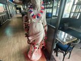 une statue représentant une femme, exposée dans un restaurant