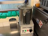 un mixeur posé sur le comptoir d'une cuisine