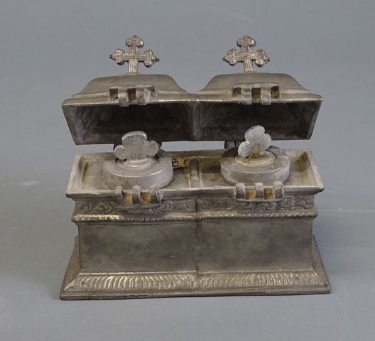 Coffret aux Saintes Huiles en étain à deux compartiments de forme...