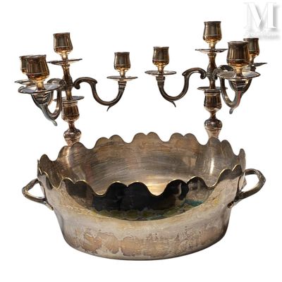 un grand bol en argent orné de cinq chandeliers