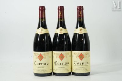 trois bouteilles de vin rouge posées sur une table blanche