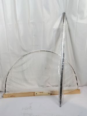 un filet métallique posé sur un support en bois, avec un fond blanc