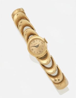 une image d'un gros plan d'une montre-bracelet sur une surface blanche