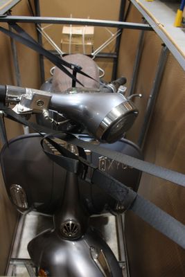 un motocycle garé à l'intérieur d'un bâtiment