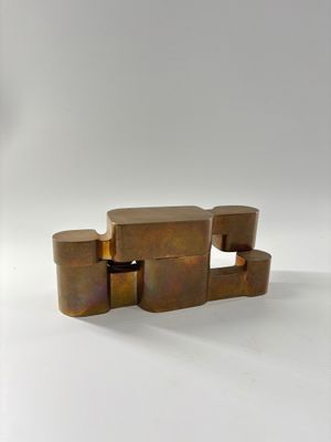 un objet métallique posé sur une surface blanche