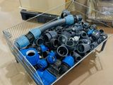 un chariot métallique rempli de différents types de tuyaux et de raccords