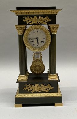 une horloge noire et or posée sur une table