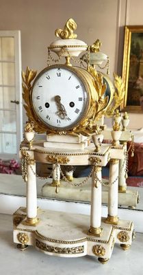 PENDULE PORTIQUE en marbre blanc et bronze doré à décor de f…