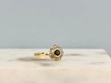 Gros plan sur une bague en or ornée d'un diamant noir