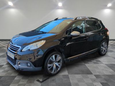 la voiture noire est garée sur un sol en damier dans le garage