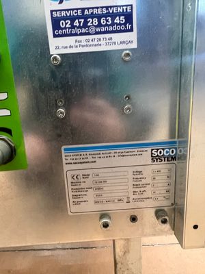 une image représentant une machine sur laquelle est apposée une pancarte