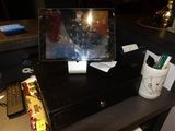 un ordinateur portable posé sur un bureau, à côté d'une tasse