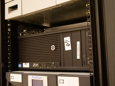 un rack contenant tout un tas de matériel informatique