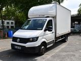 une camionnette blanche garée dans un parking
