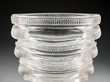un vase en verre transparent orné d'un motif en spirale