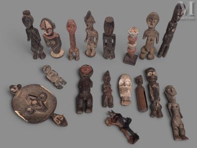 tout un tas de figurines en bois posées sur la table