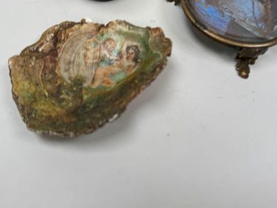 trois bijoux posés sur une surface blanche