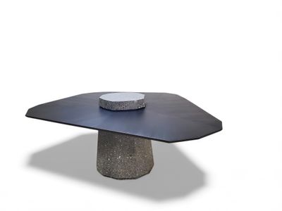 une table en pierre sur laquelle est posé un bol