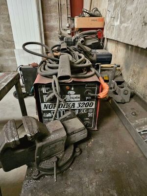 a machine that is sitting on a table in a garage