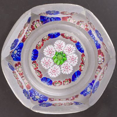 un bol en verre contenant une fleur, posé sur une table