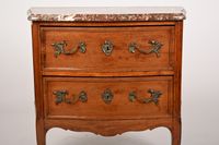 Petite commode sauteuse en acajou ouvrant par deux tiroirs, … (photo 2)