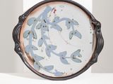 une assiette décorée de fleurs bleues, posée sur une étagère
