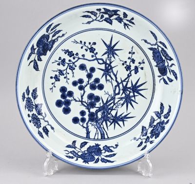 une assiette bleue et blanche ornée de fleurs et d'oiseaux