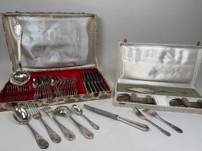 un service d'argenterie dans un coffret en argent, posé sur une table