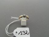 une étiquette sur laquelle figure l'image d'une bague, attachée à un cordon