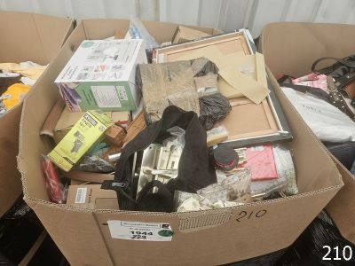 une boîte en carton remplie d'objets hétéroclites dans une pièce