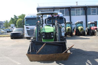 beaucoup de tracteurs garés sur un parking