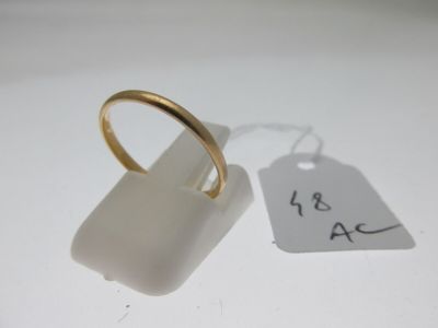une bague en or à laquelle est attachée une étiquette de prix