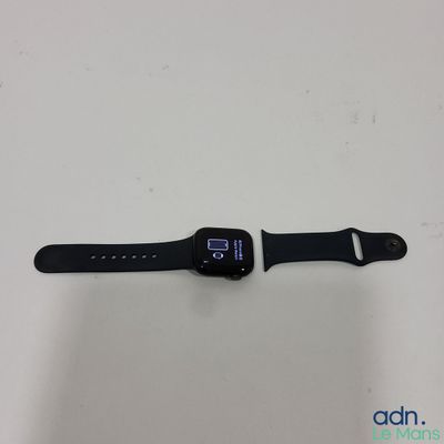un gros plan d'une montre connectée posée sur une table