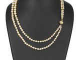 un collier composé de perles et de perles en or sur un mannequin